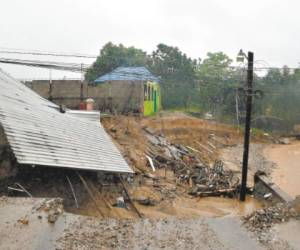 En San Pedro Sula las lluvias causaron severos daños a la infraestructura vial de la ciudad.