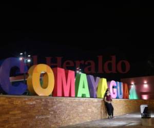 En los parques siempre se observa una que otra pareja tomándose fotografías en la ciudad colonial de Honduras. Foto: Eduard Rodríguez/ Anibal Vásquez/ EL HERALDO