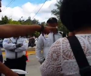 Los estudiantes grabaron un video después de que el menor afirmara que lo agredió. Foto: Captura