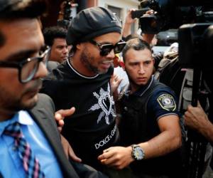Ronaldinho y su hermano fueron detenidos en su hotel cuando acababan de arribar del Palacio de Justicia donde comparecieron por unas siete horas ante el juez de la causa, Mirko Valinotti.