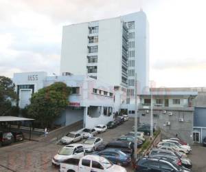 Los pacientes realizan largas filas para intentar tramitar una cita. FOTO: El Heraldo.