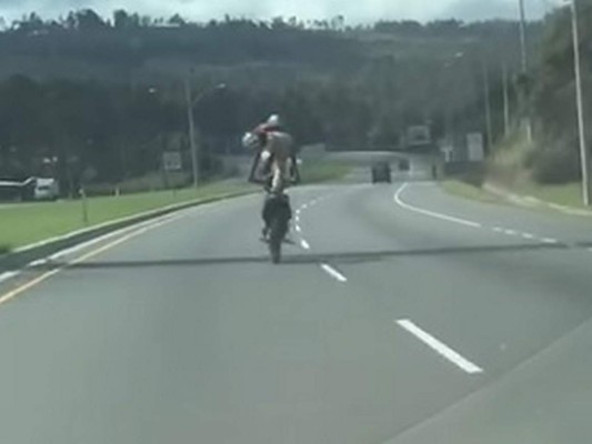 El hombre fue grabado realizando las acrobacias en la carretera CA-5.