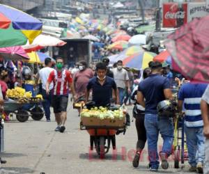 La población en general que sale a abastecerse deberá usar mascarillas y gel antibacterial obligatoriamente para ingresar a los establecimientos y comercios. Foto: Marvin Salgado/El Heraldo.