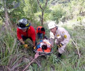 Los Bomberos de Comayagua tuvieron que bajar con cuerdas y camillas para poder rescatar a los heridos del abismo.
