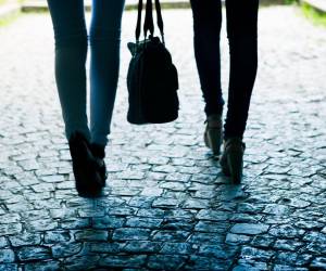 La mayoría de mujeres son llevadas mediante engaños y luego obligadas a ejercer la prostitución.