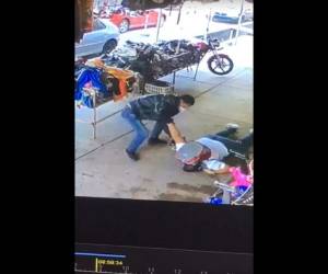 Tras haber herido, el delincuente despojó al joven de sus pertenencias.