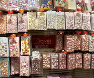 Coleccionistas en Japón intercambian pegatinas en locales especializados de Tokio, donde la exclusividad y el relieve de las piezas han convertido este pasatiempo en un sofisticado mercado de negociación.