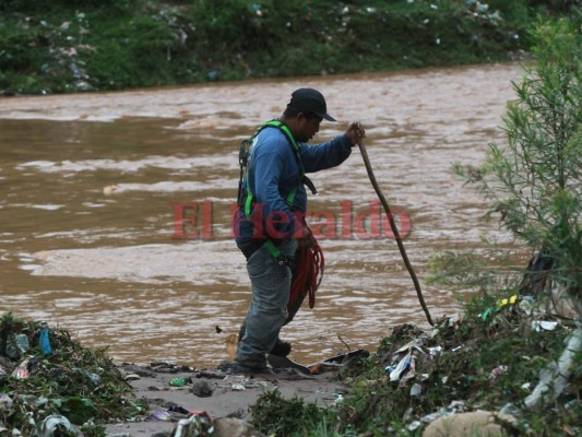 Casi 20 horas de búsqueda se realizaron para encontrar el cadáver de Vladimir Oquelí en el río Choluteca que recorre Francisco Morazán. Alex Pérez/EL HERALDO.