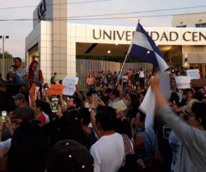 La UCA, regentada por los jesuitas, explicó en un comunicado que se ha visto obligada a suspender todos sus programas académicos y parte de los servicios al público, que son fuentes de generación de fondos propios.
