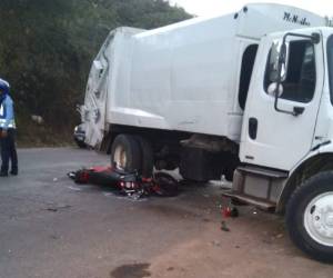 El camión quedó estacionado a lo ancho de la carretera.
