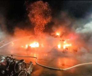 Un total de 55 personas fueron trasladadas al hospital, según las autoridades, incluidas 14 sin signos vitales. FOTO: AP