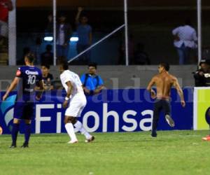 El aficionado del Olimpia ingresó al campo sin ser detectado por NINGUNO de los tres anillos de seguridad que la Policía implanta dentro del estadio en los clásicos: Fotos: Ronal Aceituno / Grupo Opsa.