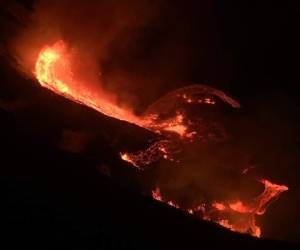 El Servicio Nacional de Meteorología emitió un aviso para Honolulu advirtiendo de cenizas del volcán. Foto: AP