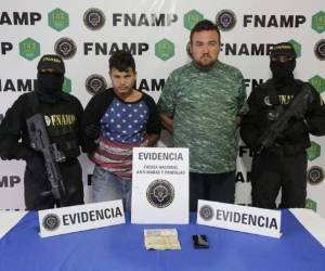 Momento en que las autoridades muestran a los detenidos junto a la evidencia encontrada.