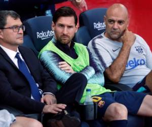 El delantero argentino Lionel Messi (C) se sienta en el banquillo antes del partido de fútbol de la liga española entre el FC Barcelona y el Athletic Club Bilbao en el estadio Camp Nou de Barcelona el 29 de septiembre de 2018. / AFP / Pau Barrena.