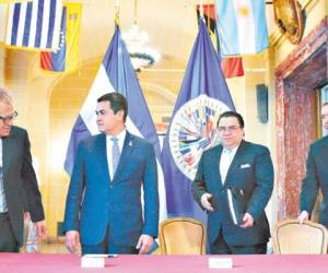 El presidente Juan Orlando Hernández recibió la propuesta de la Maccih de manos del secretario de la OEA, Luis Almagro, el 28 de septiembre de 2014.