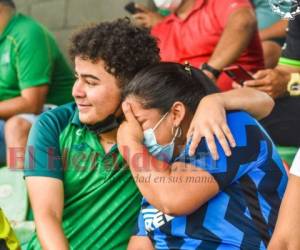 Ruth Díaz lloró de felicidad al ver a su vástago triunfar en el Marathón. Foto: EL HERALDO