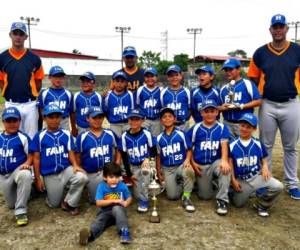 Los peloteritos de FAH, campeones nacionales 2017 del béisbol menor hondureño categoría A.