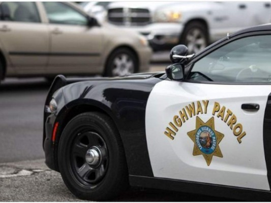 Un policía fue herido a tiros el miércoles cuando respondía a un reporte de que alguien estaba disparando contra una estación policial en California, informaron autoridades. Foto: Los Angeles Time.