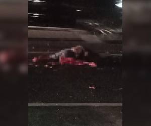 El cadáver del hombre quedó en medio del bulevar totalmente destrozado.