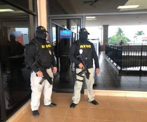 Personal de la Agencia Técnica de Investigación (Atic) en las oficinas del Instituto de la Propiedad (IP) en San Pedro Sula.