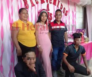 De pie, los fallecidos: Martha Suyapa López, Vanessa López y Juan Ángel López. Foto: Estalin Irías/ EL HERALDO