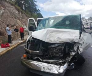 Uno de los automotores que sufrieron el percance quedó destruido en su parte frontal.