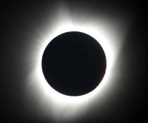 Estados Unidos fue el lugar privilegiado para contemplar el eclipse solar. Este es el preciso instante en que se forma un anillo de diamante al posarse la Luna sobre el Sol. Foto: AFP.