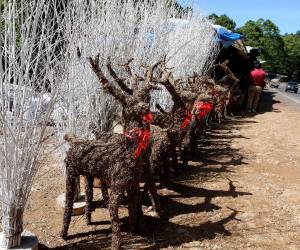 Comerciantes de las rutas hacia Santa Lucía y Valle de Ángeles ya ofrecen chiribiscas y venaditos, artesanías que cada diciembre adelantan el espíritu navideño.