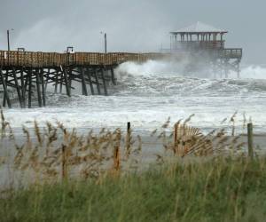 El ojo de Florence podría tocar tierra el viernes temprano cerca de los límites entre las Carolinas y después continuará sobre la costa con fuertes precipitaciones. (Foto: AFP)