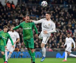 El Real Madrid salió al césped del Santiago Bernabéu con varias bajas y ganas de manejar el balón, pero se encontró con una Real Sociedad, que presionaba arriba y tampoco renunció a tener el esférico. Foto: AP.