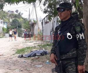 La víctima quedó tendida en la calle de tierra. Foto Alex Pérez| EL HERALDO
