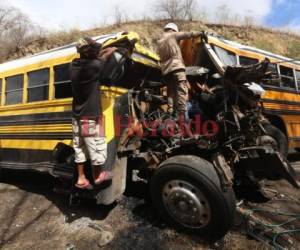 Un bus de ruta iterurbana y una unidad escolar impactaron de frente a la altura de la aldea Río Grande, en la carretera al departamento de Olancho. Foto: Alex Pérez/EL HERALDO