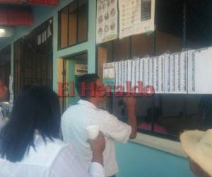 Hondureños en La Venta, al sur del país, se buscan en los listados para ejercer el sufragio. Foto: Jimmy Argueta/EL HERALDO