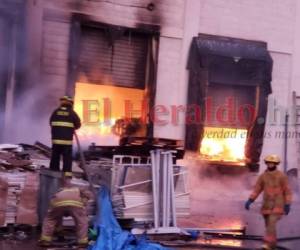 El voraz incendio se produjo en horas de la madrugada. Aún no se han determinado las causas. Foto: Estalin Irías/ EL HERALDO