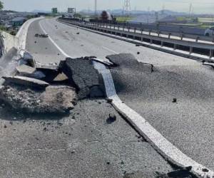 Varias personas resultaron heridas este martes en el terremoto de magnitud 7,1 registrado en la zona de la prefectura de Kumamoto, en el sur de Japón, mientras que las autoridades temen que un gran número de gente se encuentre atrapada en un centro comercial que sufrió una explosión tras el sismo.