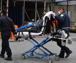 Los paramédicos llevan una camilla con un paciente a la sala de emergencias del Brooklyn Hospital Center. Foto: Agencia AFP.