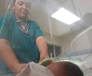La bebé que su madre abandonó en la aldea Santa Rosa está fuera de peligro en el Materno Infantil de Tegucigalpa.