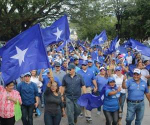 Los nacionalistas salieron este martes a las calles para mostrar su apoyo al candidato Juan Orlando Hernández.