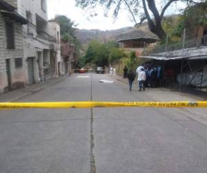 La escena del doble crimen fue acordonada. Todo ocurrió enfrente de una reconocida papelería.