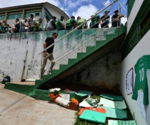 Los seguidores del equipo han hecho un altar en honor al humilde grupo Chapecoense. Foto: AFP