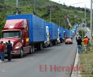 La extensa caravana de 23 contenedores llegaron a la capital el mediodía de este domingo. Foto: Emilio Flores/EL HERALDO.