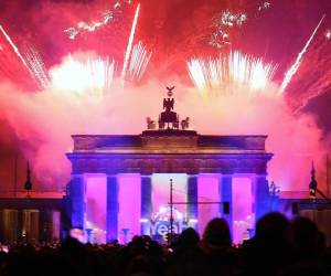 Un amplio dispositivo de seguridad contribuyó a mantener el orden en la ciudad pese a que se registraron escenas en las que efectivos policiales fueron víctimas de lanzamiento de objetos pirotécnicos.