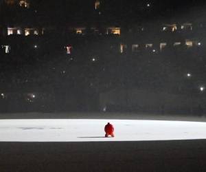 Momento en que Kanye West rompe en llanto. Foto: AFP