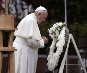 El papa Francisco reza despuÃ©s de colocar una ofrenda floral en el Parque del Hipocentro de la Bomba AtÃ³mica en Nagasaki, JapÃ³n, el domingo 24 de noviembre de 2019. (AP Foto/Gregorio Borgia)