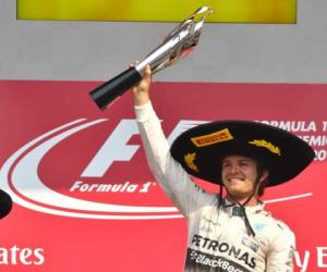 Rosberg celebra en el podio mexicano.
