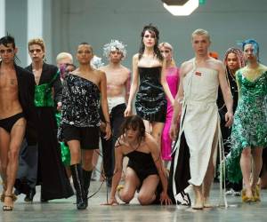 Hombre del futuro, NASA y mitología, Elogio del género mixto y el 'Chic' británico fueron las colecciones que desfilaron. (Foto: AFP)