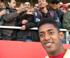 Choco Lozano se toma selfie con los aficionados del Girona FC.