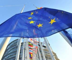 En Caracas, la cancillería venezolana rechazó en un comunicado las sanciones y acusó al Consejo de la Unión Europea de pretender convencer al mundo de un supuesto consenso entre sus Estados miembros para adoptar medidas hostiles contra Venezuela.