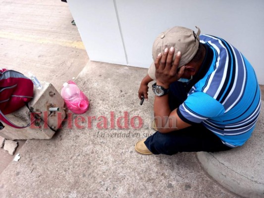 Familiares retiran de la morgue el cadáver de Odalis Azucena Mejía. Foto: Estalin Irías/EL HERALDO.